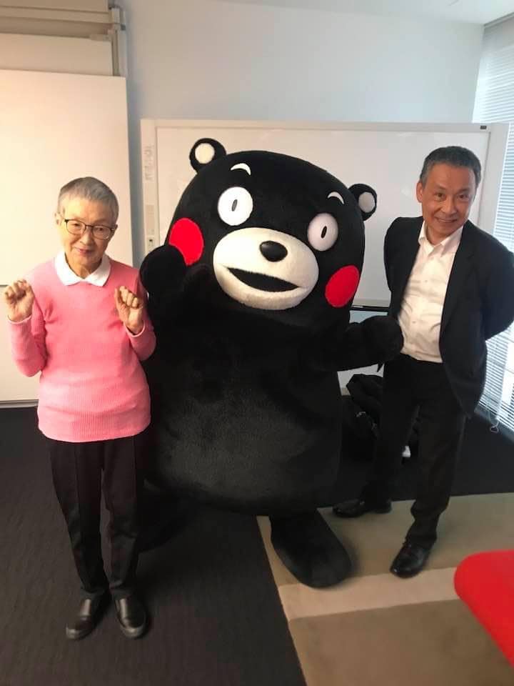 若宮正子さんとくまモンと内海弦さん。